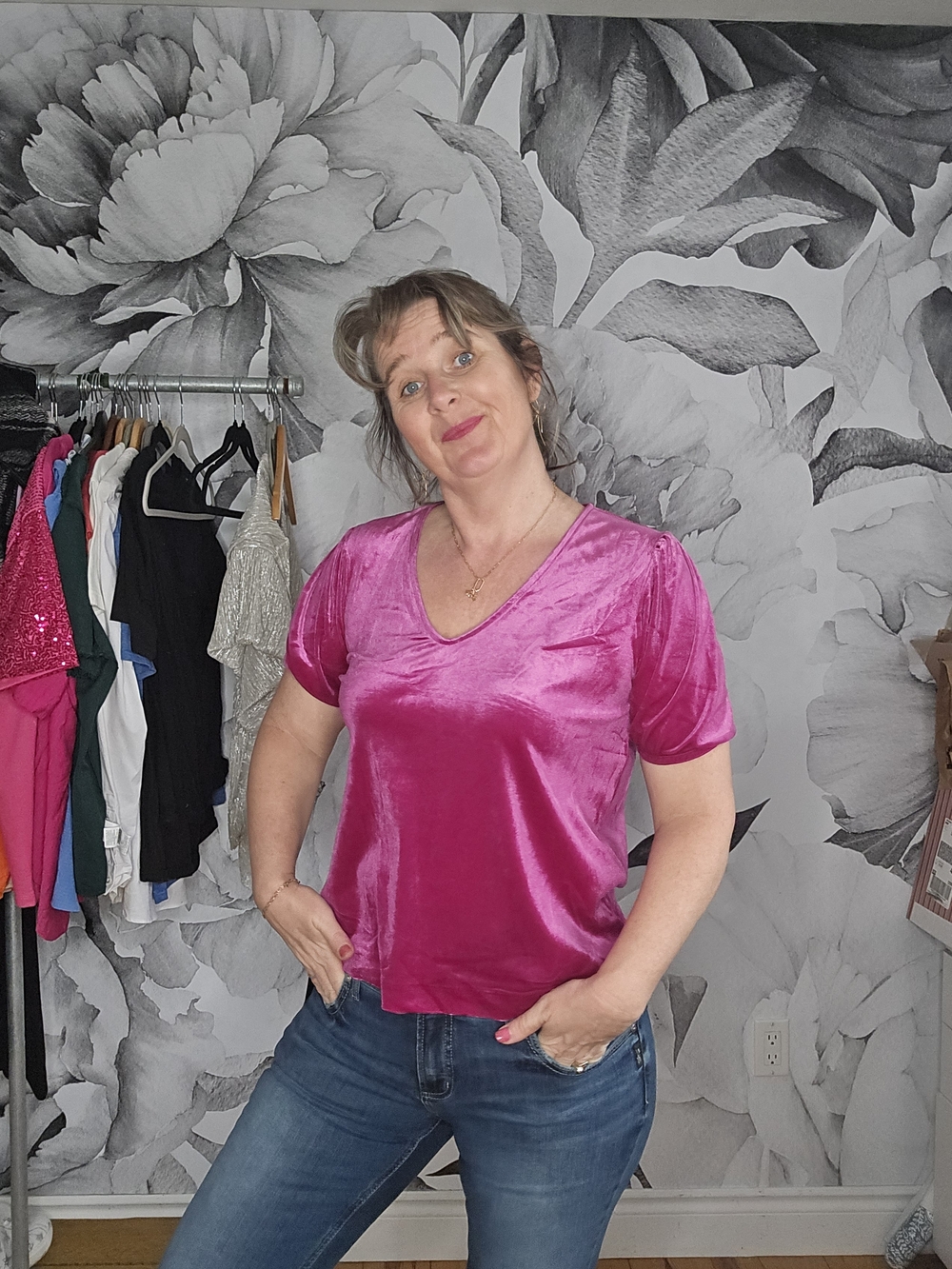 🍓Women's V-Neck Velvet Tee - Fuchsia Pink